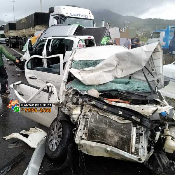 Engavetamento: Acidente envolvendo duas carretas e quatro carros deixa três feridos na BR-101, em Balneário Camboriú