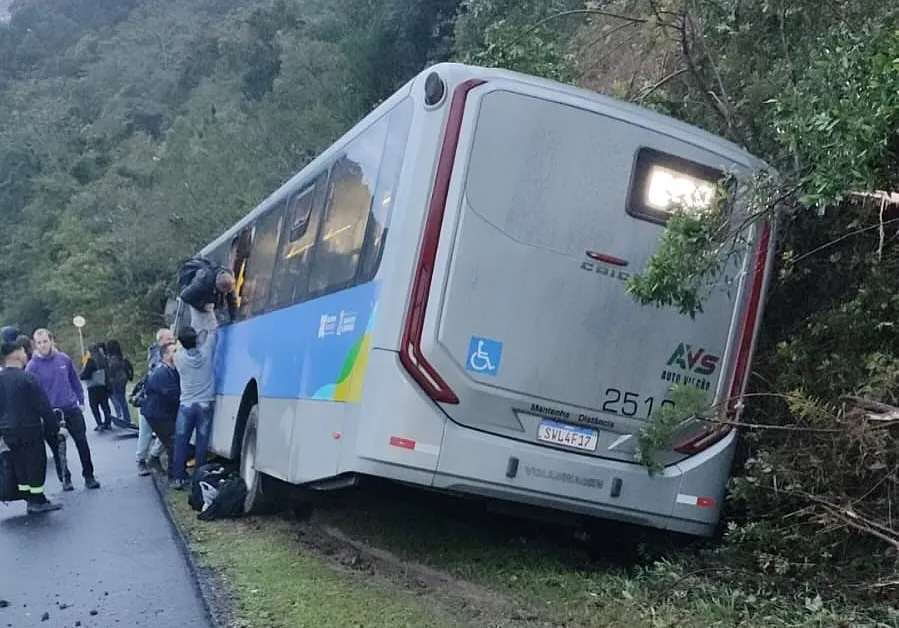 Ônibus perde o freio e bate em barranco na descida da praia do Pinho em BC