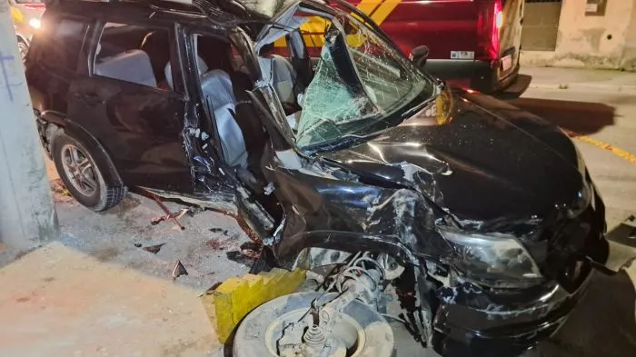 Mitsubishi em alta velocidade bate em poste e jovem morre no bairro São João em Itajaí