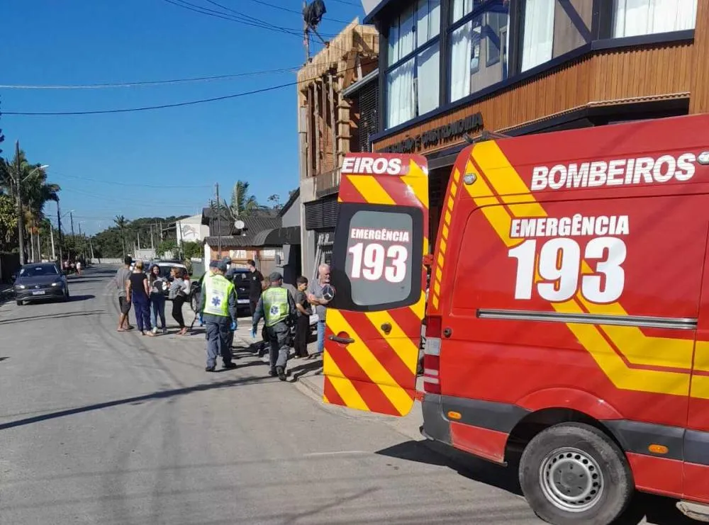Motorista perde controle de HB20 bate em Onix e depois atropela cinco pessoas na Avenida Eugênio Krause em Penha 
