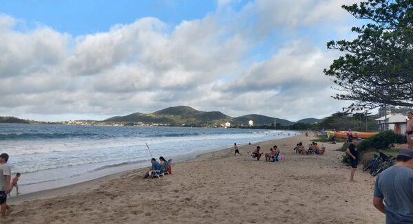 Penha: Jovem de 25 anos morre por afogamento na praia de Armação