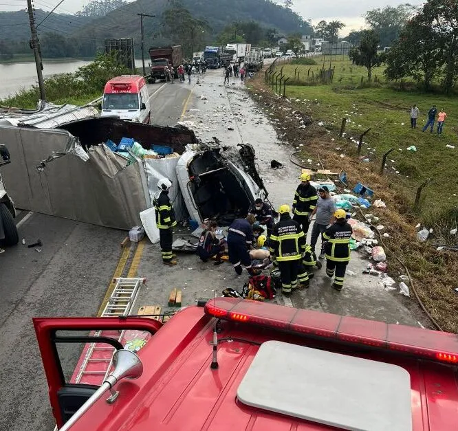 Acidentes nas rodovias Jorge Lacerda e BR-470 deixam vítimas presas às ferragens e em estado grave