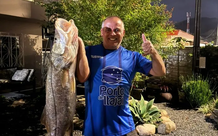 Pescador fisga robalo de 17 kg no molhe do rio Itajaí 