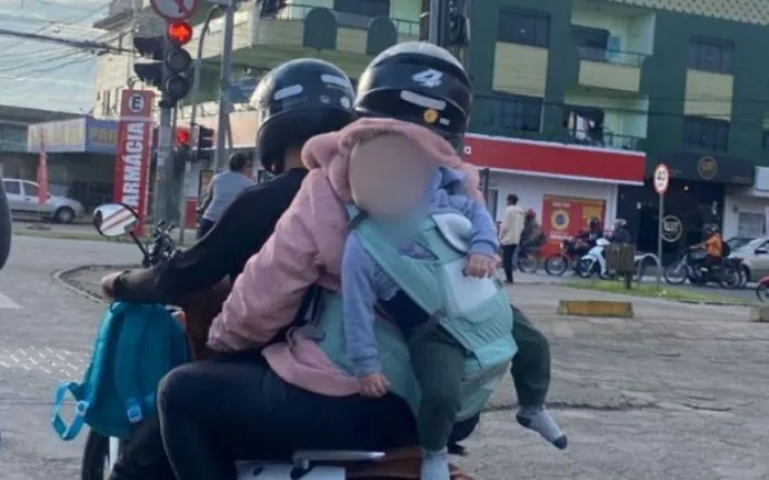 Caroneira de moto é flagrada transportando bebê em mochila no bairro São Vicente em Itajaí