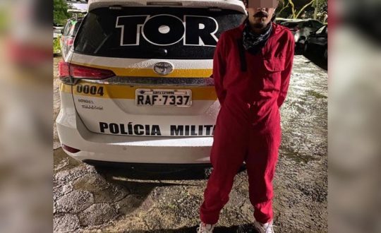 La Casa de Papel: PMR apreende frascos de lança perfume e skank em Jeep Compass de Balneário Piçarras