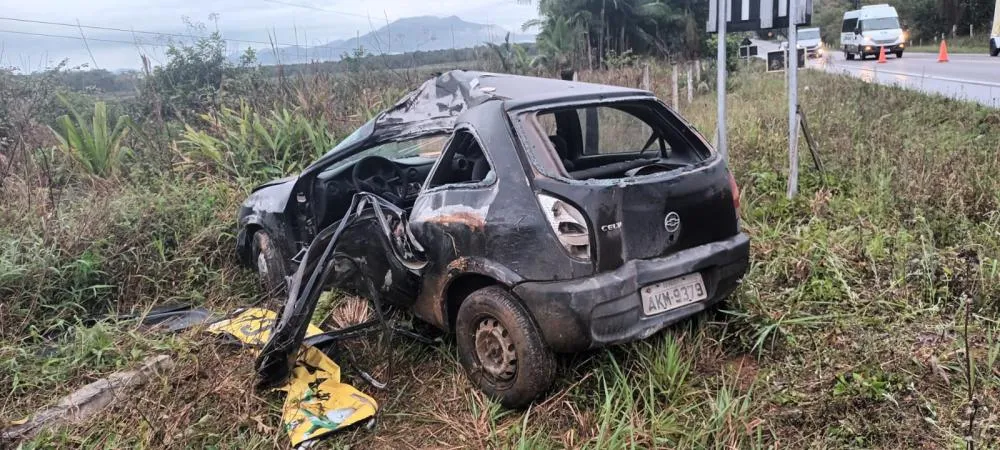 Motorista fica preso às ferragens após saída de pista na curva do Marreco na SC-417 em Garuva