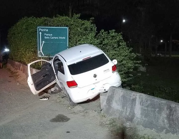 Saída de pista na TransBeto deixa três pessoas feridas em Penha 