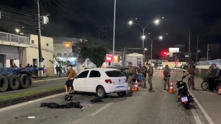Motociclista de 43 anos morre após bater em carro e carreta em Itajaí