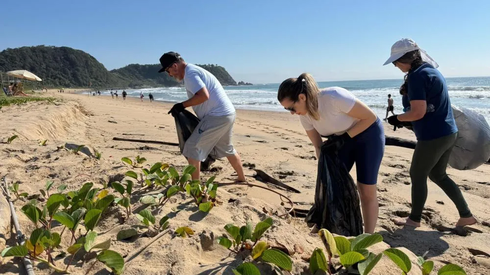 Voluntários fazem mutirão de limpeza na Praia Grande em Penha 