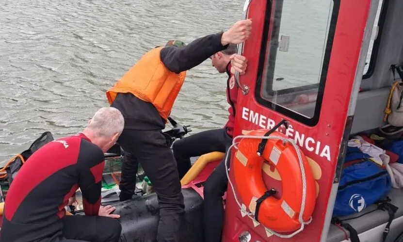 Embarcação fica à deriva em Barra Velha e pescadores são resgados pelos bombeiros