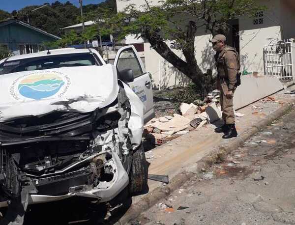 Despencou na Armação: Caminhão sem freio desse ladeira e destrói muro e bate em caminhonete do Projeto de Monitoramento das Praias da Bacia de Santos