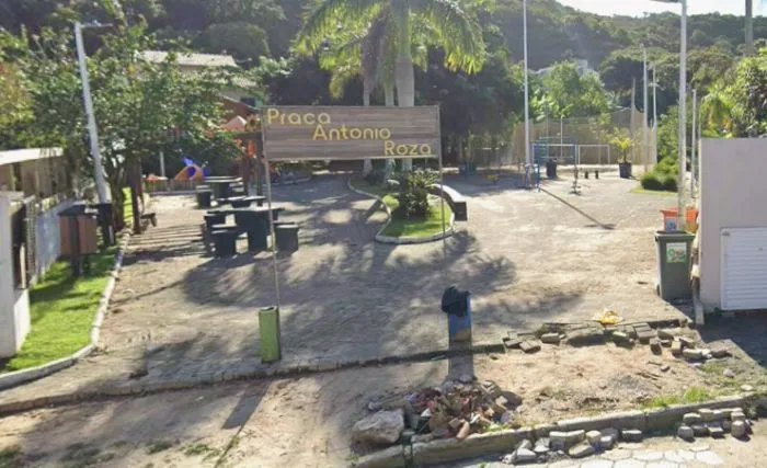 Homem é executado a tiros de 9mm em praça de Bombinhas