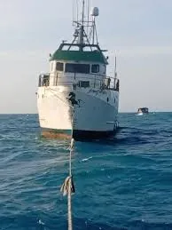 Barco pesqueiro de Itajaí é encontrado à deriva no litoral do Ceará