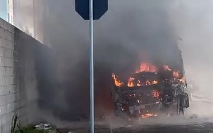 Ônibus fica destruído por incêndio no bairro São Paulo em Navegantes