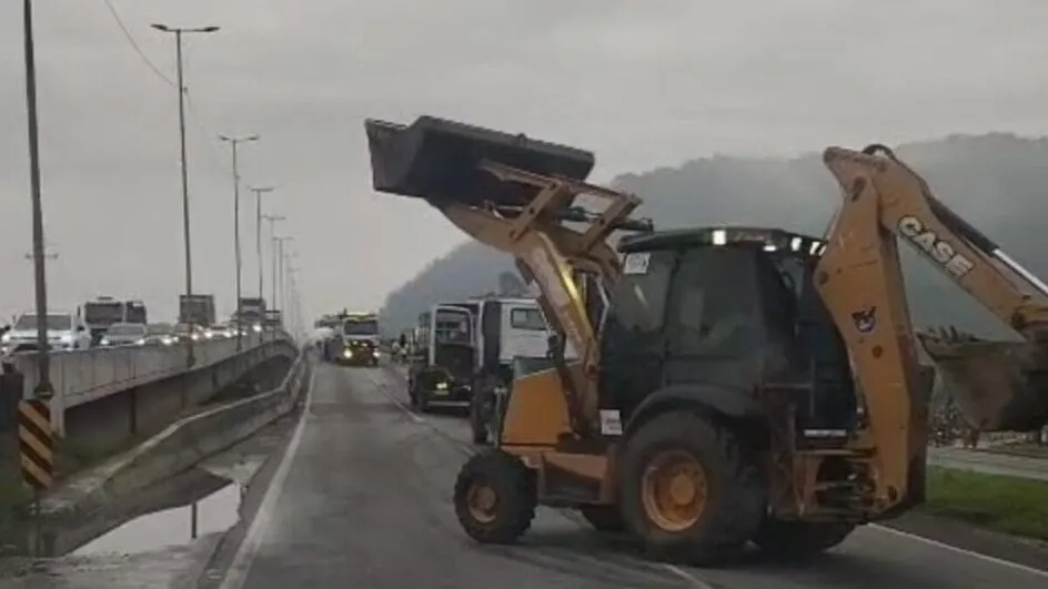 Caminhão tombado interdita completamente a BR-101 em Itajaí nesta manhã