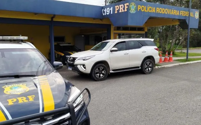Polícia Rodoviária Federal prende motorista por dirigir picape clonada na BR-101 em Joinville