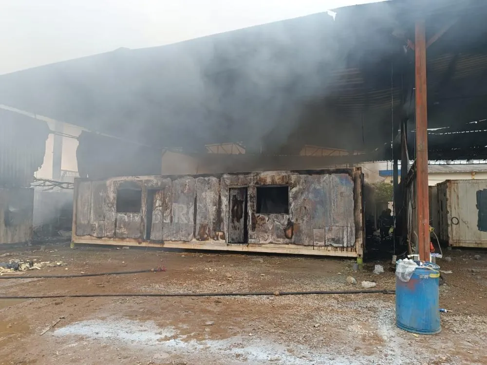 Incêndio em fábrica destrói contêineres às margens da BR-101, em Itajaí