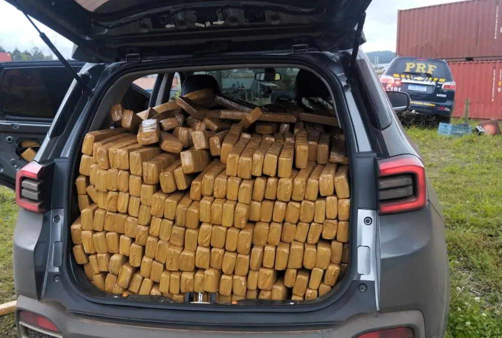 PRF apreende mais de uma tonelada de maconha e recupera carro roubado na BR-101 em Itajaí