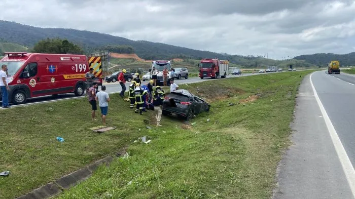 Carros se chocam e um capota na BR-470 em Ilhota