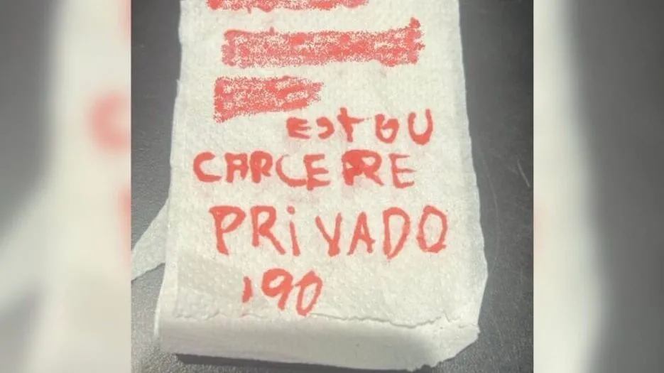 Vítima de cárcere privado que pediu socorro com bilhete em papel higiênico é resgatada pela Polícia Militar 