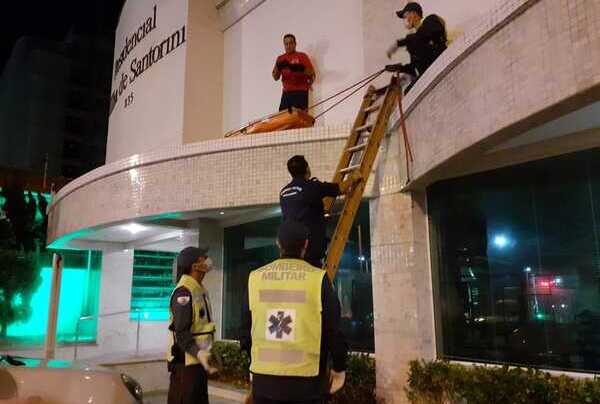 Mulher fica ferida ao cair de sacada de um prédio no Centro de Navegantes