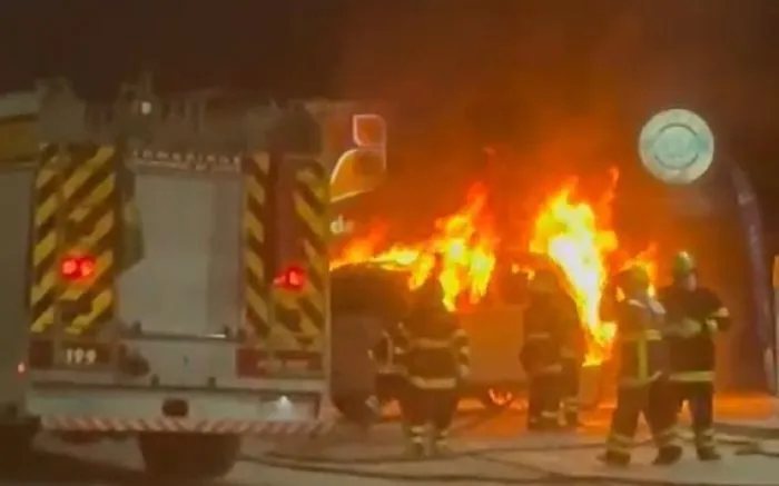 Kombi é destruída pelas chamas ao lado de posto de gasolina em Ilhota