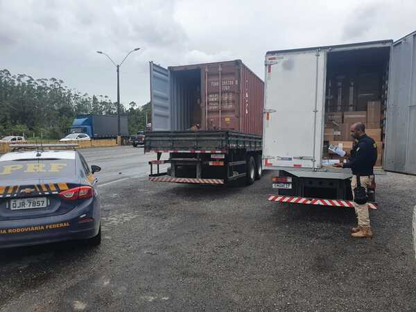 PRF apreende dois caminhões transportando cigarros contrabandeados em São João do Itaperiú
