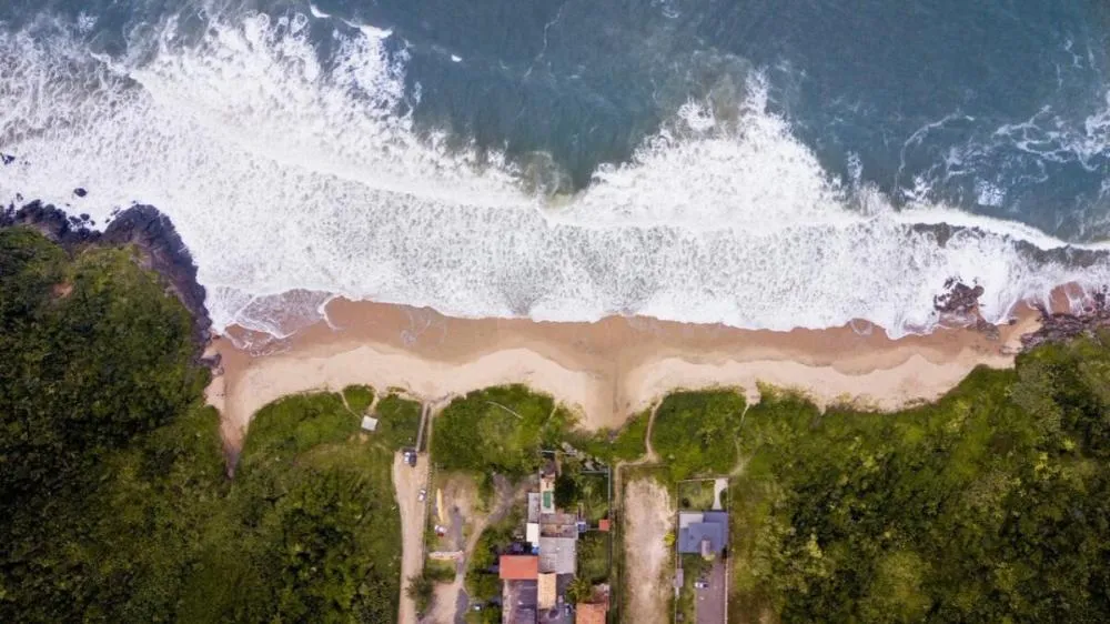 Como é a praia isolada de Penha com cachoeira secreta que estreou em certificação da Bandeira Azul