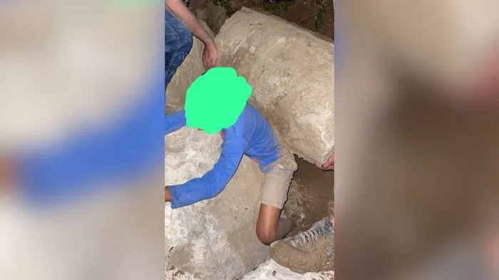 Menino fica soterrado por restos de construção em Itapema