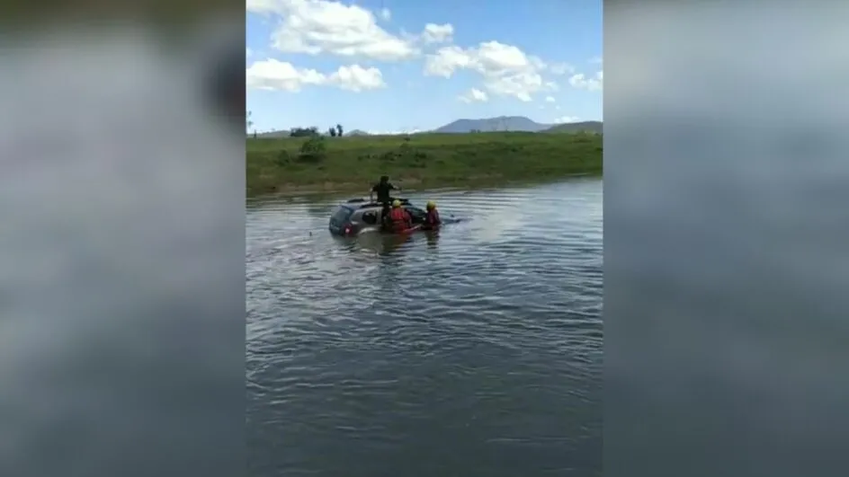 Jovem cai de carro no rio e espera socorro sentado no capô do veículo em Brusque