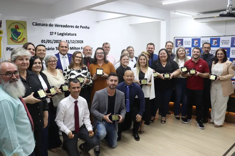 Em noite de celebração ao todo 13 educadores foram agraciados com a Comenda Ivone Nympha Maia Adriano