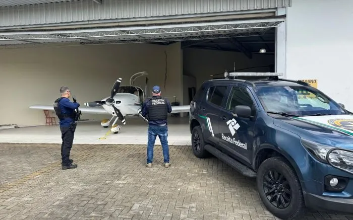Piloto a ajudante são presos com R$ 3 milhões em iPhones em aeroporto de Porto Belo