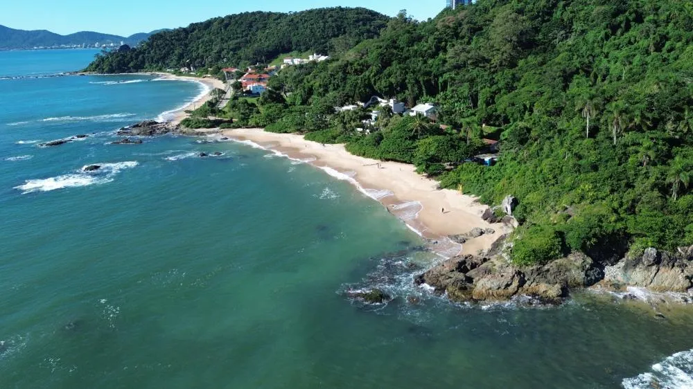 Atuação da Águas de Penha reforça compromisso com a preservação marinha e auxilia na conquista do selo Bandeira Azul