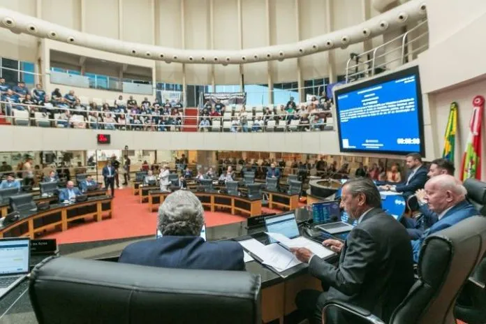 Deputados de SC aprovam projeto sobre licença para professores ACTs