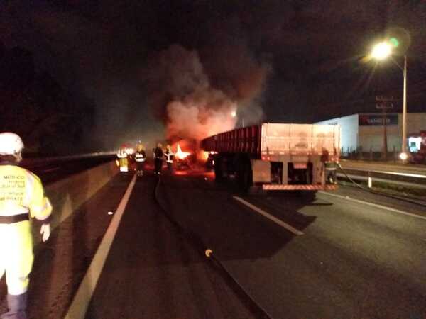 Na BR-101: Motorista morre carbonizado em acidente com quatro caminhões em Itajaí