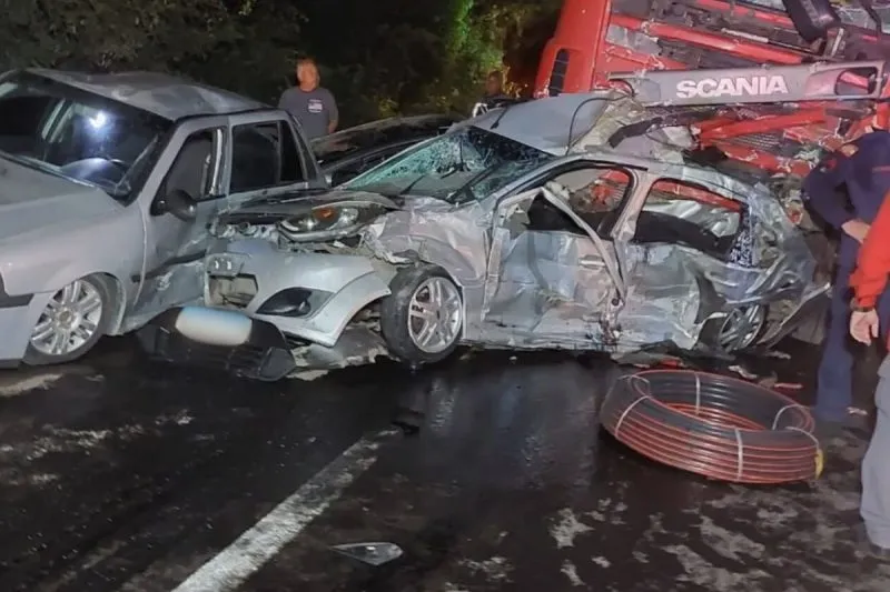 Acidente na BR-101 deixa 11 feridos e um morto no km 94 em Barra Velha