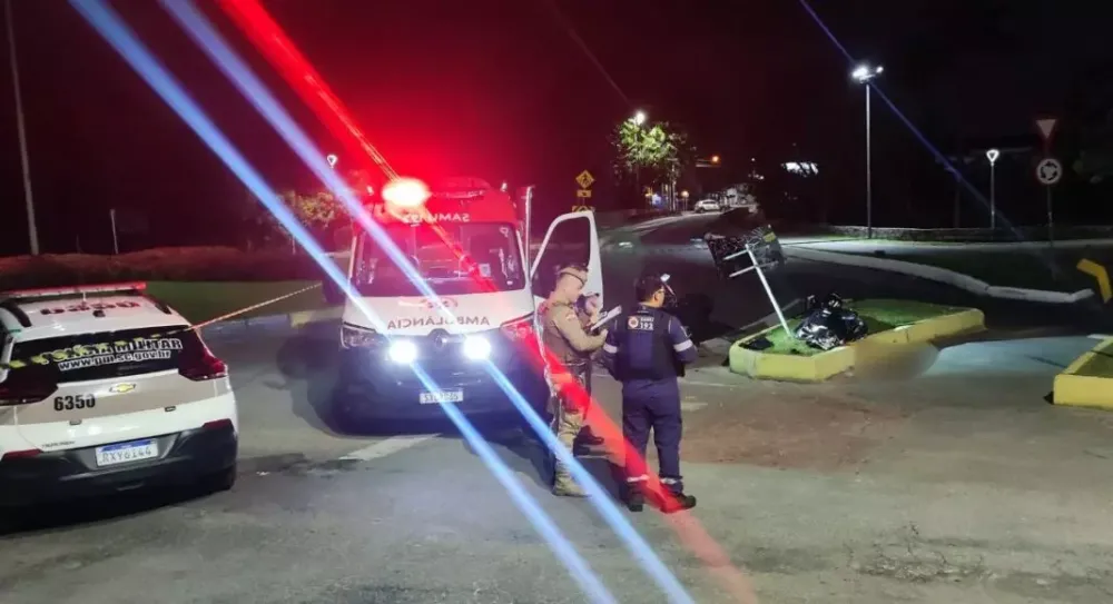 Casal morre ao ser arremessado em grave acidente de moto em Itajaí