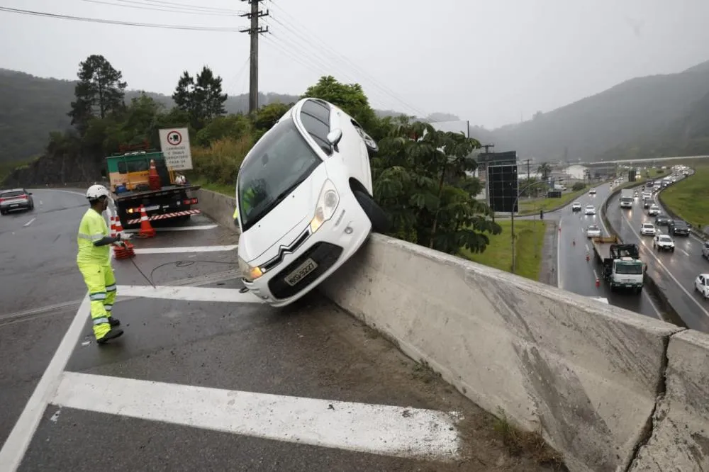 Motorista se perde no Morro do Boi e carro escapa por um fio de cair na BR-101 em Balneário Camboriú 