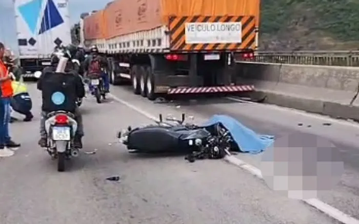 Motociclista morre atropelada por caminhão na BR-101 na ponte Itajaí/Navegantes