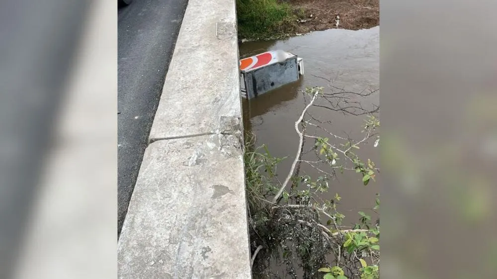 Caminhão cai em rio e motorista escapa pelo para-brisa na BR-280 em Araquari