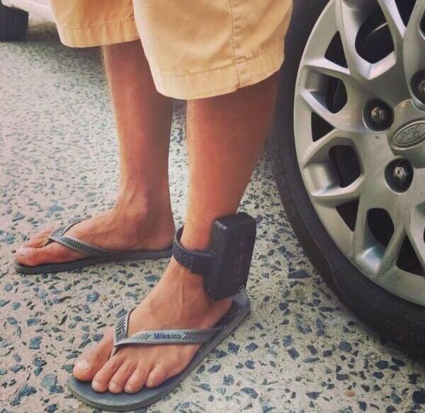 Tava com a Pulseirinha: Jovem é preso por tráfico de drogas na Meia Praia em Navegantes