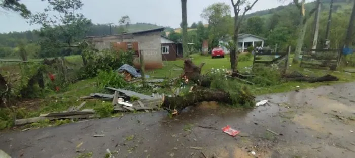 Ventos fortes causados por ciclone arrancam casa inteira no Oeste de SC