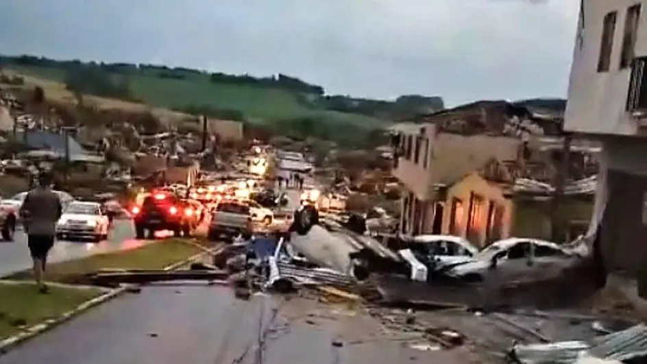 Tornado causa “cenário de guerra” e deixa 5 mortos e mais de 400 feridos no Paraná