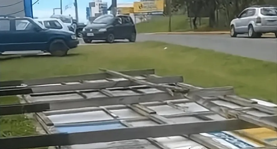 Ciclista é atingido por outdoor que desabou devido à força dos ventos em Barra Velha