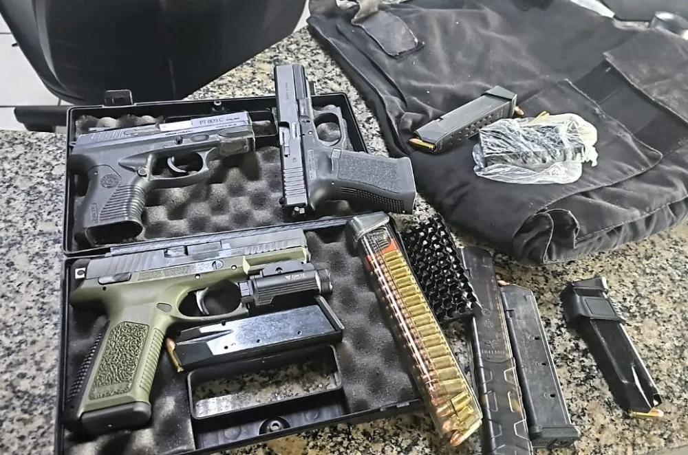 Homem é preso com três pistolas e mais de 160 munições na BR-101, em Joinville