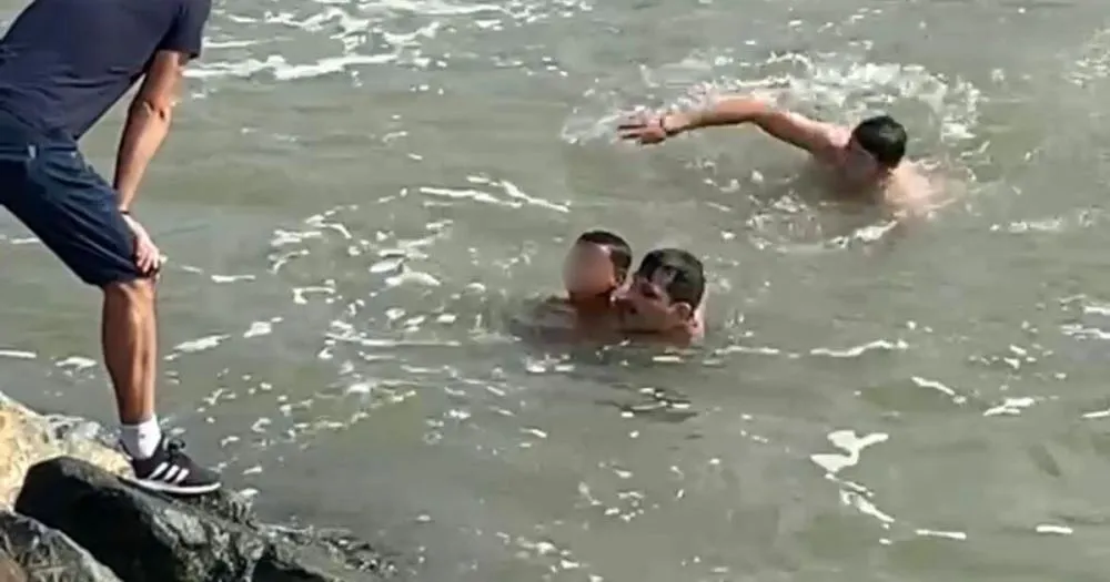 Policial se joga ao mar para salvar criança arrastada pela correnteza em Balneário Camboriú