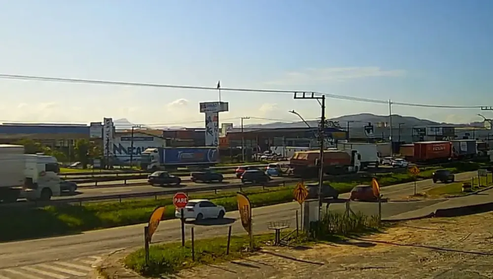 Pedestre morre atropelado por caminhão na BR-101 em Balneário Piçarras