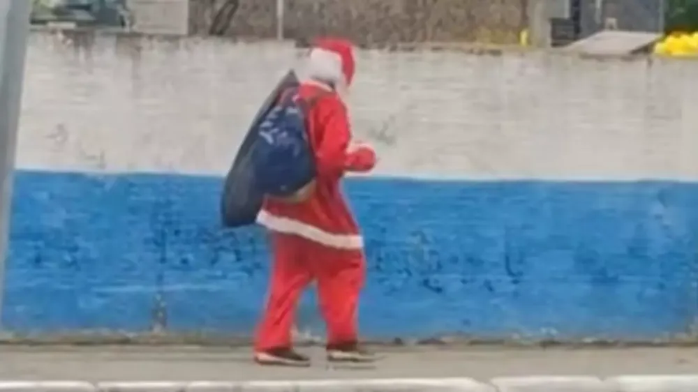 Mulher joga álcool e ateia fogo em morador de rua que se fantasia de Papai Noel em Penha