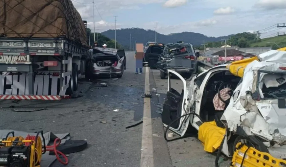 Acidente gravíssimo na BR-470 com oito veículos deixa 17 vítimas com ferimentos leves em Indaial 