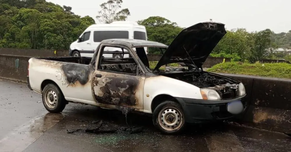Corpo é encontrado carbonizado após incêndio em caminhonete na BR-101 em Joinville